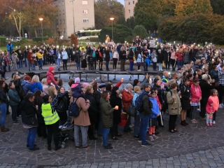Fáklyás és mécseses felvonulás a pedagógusainkért - fotó: 