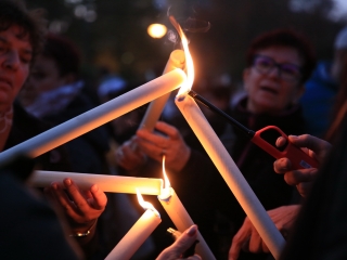 Fáklyás és mécseses felvonulás a pedagógusainkért - fotó: 