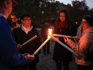 Fáklyás és mécseses felvonulás a pedagógusainkért - fotó: 
