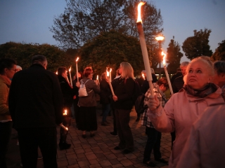 Fáklyás és mécseses felvonulás a pedagógusainkért - fotó: 