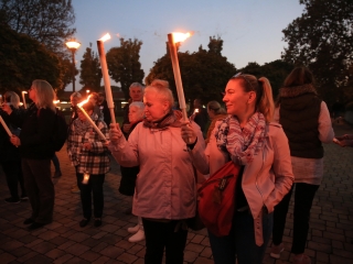 Fáklyás és mécseses felvonulás a pedagógusainkért - fotó: 