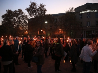 Fáklyás és mécseses felvonulás a pedagógusainkért - fotó: 