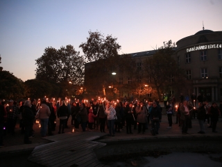 Fáklyás és mécseses felvonulás a pedagógusainkért - fotó: 