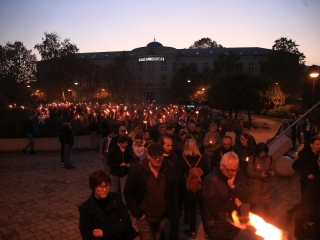 Fáklyás és mécseses felvonulás a pedagógusainkért - fotó: 