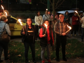 Fáklyás és mécseses felvonulás a pedagógusainkért - fotó: 
