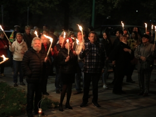 Fáklyás és mécseses felvonulás a pedagógusainkért - fotó: 