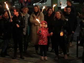 Fáklyás és mécseses felvonulás a pedagógusainkért - fotó: 