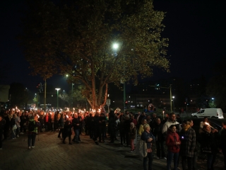 Fáklyás és mécseses felvonulás a pedagógusainkért - fotó: 