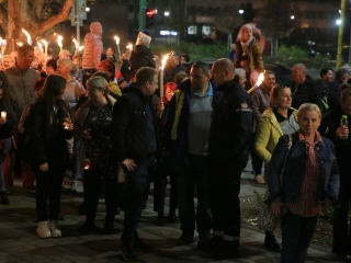 Fáklyás és mécseses felvonulás a pedagógusainkért - fotó: 