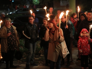 Fáklyás és mécseses felvonulás a pedagógusainkért - fotó: 