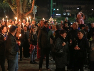 Fáklyás és mécseses felvonulás a pedagógusainkért - fotó: 