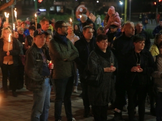 Fáklyás és mécseses felvonulás a pedagógusainkért - fotó: 