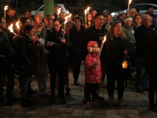 Fáklyás és mécseses felvonulás a pedagógusainkért - fotó: 