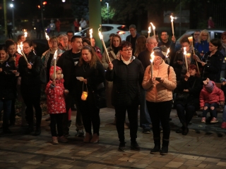 Fáklyás és mécseses felvonulás a pedagógusainkért - fotó: 