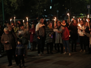Fáklyás és mécseses felvonulás a pedagógusainkért - fotó: 