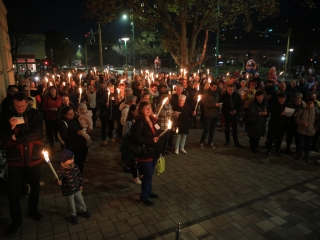 Fáklyás és mécseses felvonulás a pedagógusainkért - fotó: 