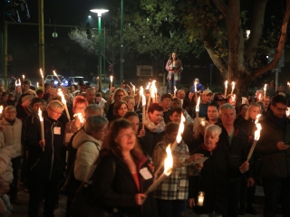 Fáklyás és mécseses felvonulás a pedagógusainkért - fotó: 