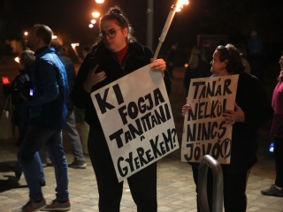 Fáklyás és mécseses felvonulás a pedagógusainkért - fotó: 