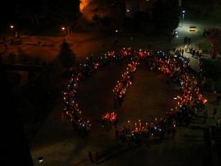 Fáklyás és mécseses felvonulás a pedagógusainkért - fotó: 