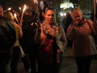Fáklyás és mécseses felvonulás a pedagógusainkért - fotó: 