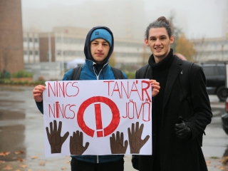 Élőlánc, demonstráció és nyílt fórum az oktatás válsága miatt - fotó: 