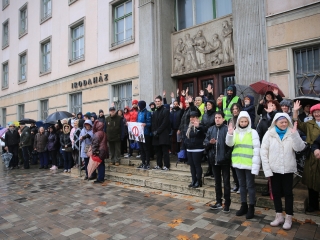 Élőlánc, demonstráció és nyílt fórum az oktatás válsága miatt - fotó: 