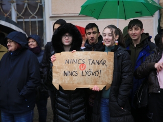 Élőlánc, demonstráció és nyílt fórum az oktatás válsága miatt - fotó: 