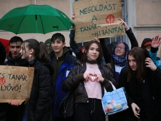 Élőlánc, demonstráció és nyílt fórum az oktatás válsága miatt - fotó: 
