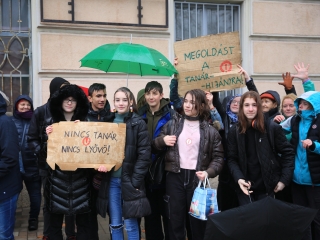 Élőlánc, demonstráció és nyílt fórum az oktatás válsága miatt - fotó: 
