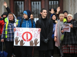 Élőlánc, demonstráció és nyílt fórum az oktatás válsága miatt - fotó: 