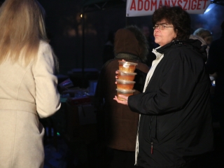 Gyertyagyújtás és forgatag advent első vasárnapján - fotó: 