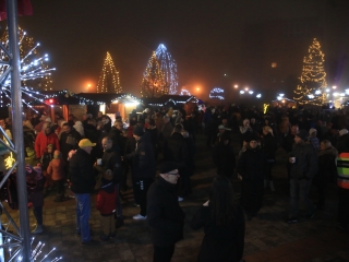 Gyertyagyújtás és forgatag advent első vasárnapján - fotó: 