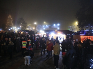 Gyertyagyújtás és forgatag advent első vasárnapján - fotó: 