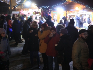 Gyertyagyújtás és forgatag advent első vasárnapján - fotó: 