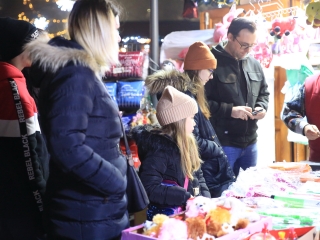 Gyertyagyújtás és forgatag advent első vasárnapján - fotó: 