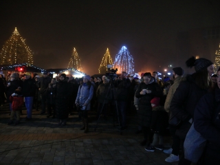 Gyertyagyújtás és forgatag advent első vasárnapján - fotó: 