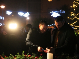 Gyertyagyújtás és forgatag advent első vasárnapján - fotó: 