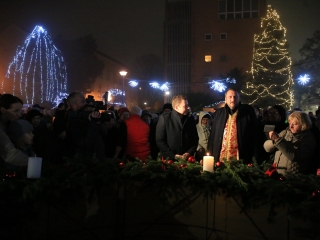 Gyertyagyújtás és forgatag advent első vasárnapján - fotó: 
