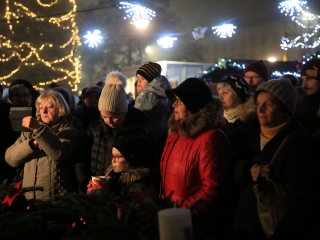 Gyertyagyújtás és forgatag advent első vasárnapján - fotó: 
