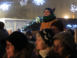 Gyertyagyújtás és forgatag advent első vasárnapján - fotó: 