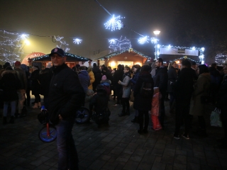 Gyertyagyújtás és forgatag advent első vasárnapján - fotó: 