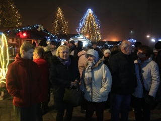 Gyertyagyújtás és forgatag advent első vasárnapján - fotó: 