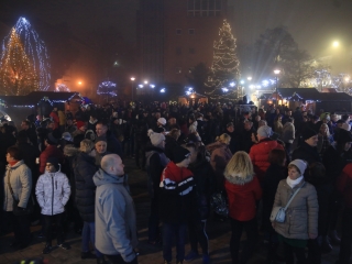 Gyertyagyújtás és forgatag advent első vasárnapján - fotó: 