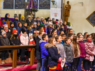 A Móricz iskola kórusai a főtemplomban - fotó: 