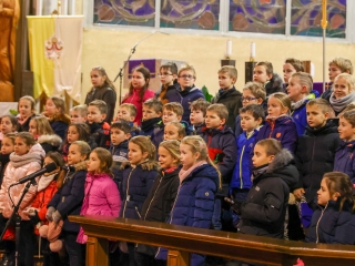 A Móricz iskola kórusai a főtemplomban - fotó: 