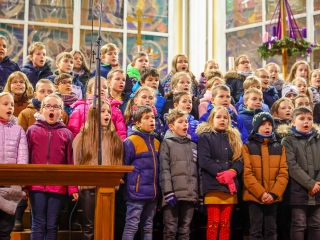 A Móricz iskola kórusai a főtemplomban - fotó: 