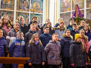 A Móricz iskola kórusai a főtemplomban - fotó: 
