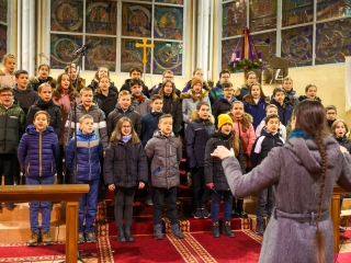 A Móricz iskola kórusai a főtemplomban - fotó: 