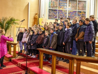 A Móricz iskola kórusai a főtemplomban - fotó: 