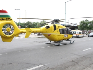 Mentőhelikopter szállt le a Béke térre - fotó: 